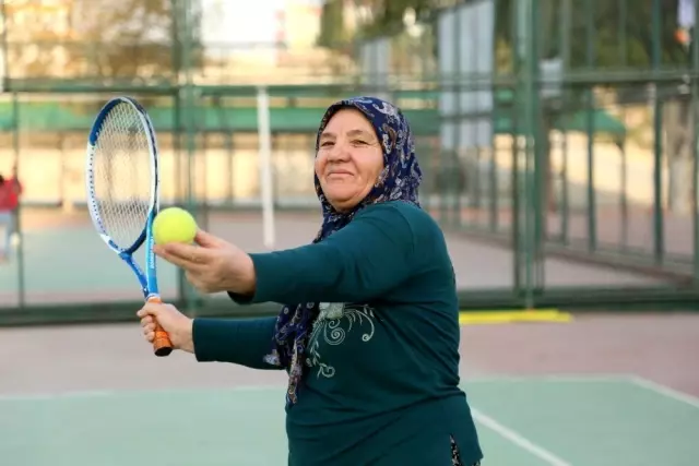 Torosların tenisçi Durdu teyzesine Hülya Avşar'dan davet geldi