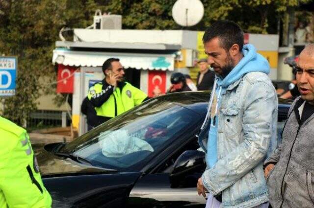 Ünlü iş adamının lüks aracıyla ölümden döndüğü kaza kamerada