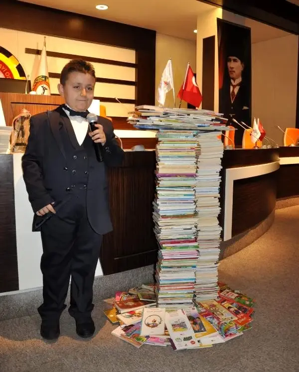 4 ayda 1053 kitap okuyan küçük Mahir, Rekorlar Kitabı'na girdi 4 ayda 1053 kitap okuyan küçük Mahir, Rekorlar Kitabı'na girdi