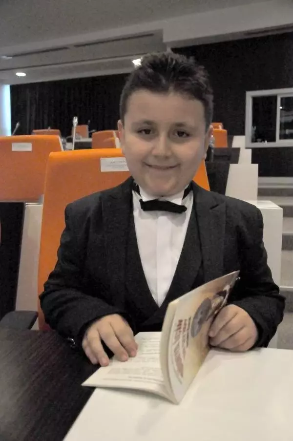 4 ayda 1053 kitap okuyan küçük Mahir, Rekorlar Kitabı'na girdi 4 ayda 1053 kitap okuyan küçük Mahir, Rekorlar Kitabı'na girdi