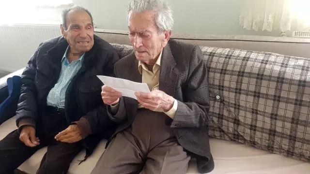 70 yıl sonra dedektif gibi iz sürüp öğretmenini buldu 70 yıl sonra dedektif gibi iz sürüp öğretmenini buldu