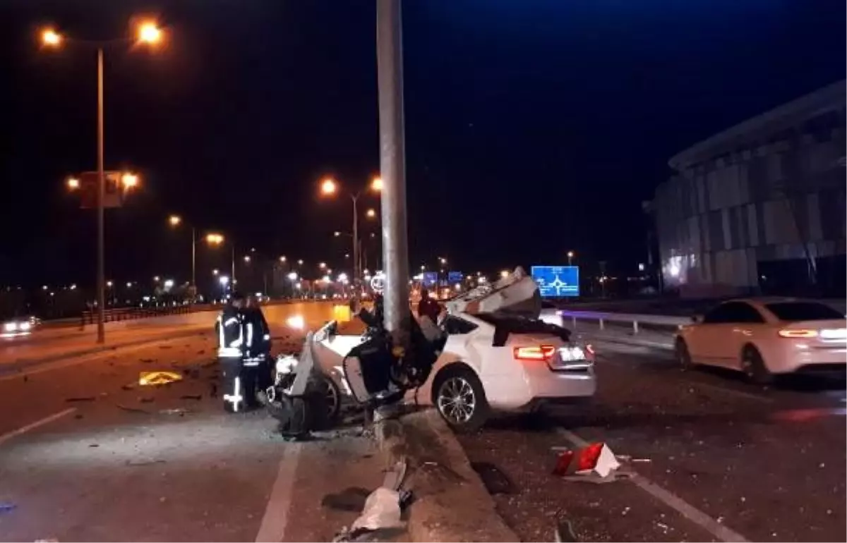Direğe çarpıp, hurdaya dönen otomobilin sürücüsü öldü