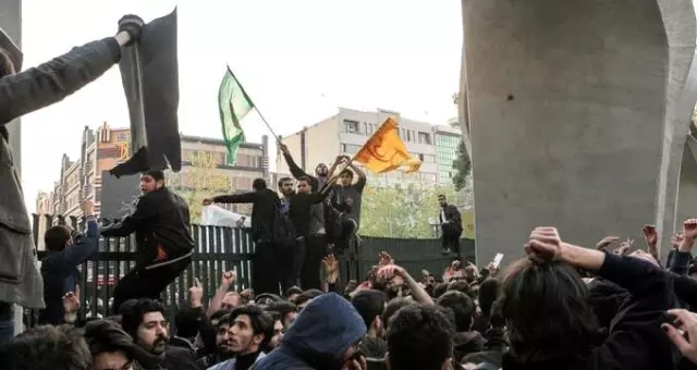 İran'daki benzin zammı protestolarında ölü sayısı 143'e yükseldi