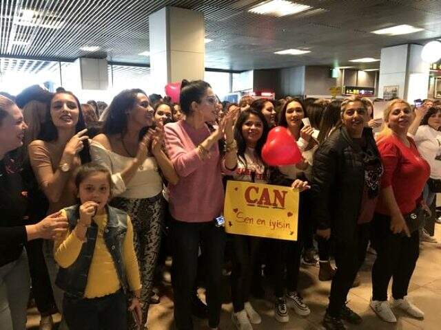 İspanya'da Can Yaman izdihamı! Binlerce kişi karşıladı