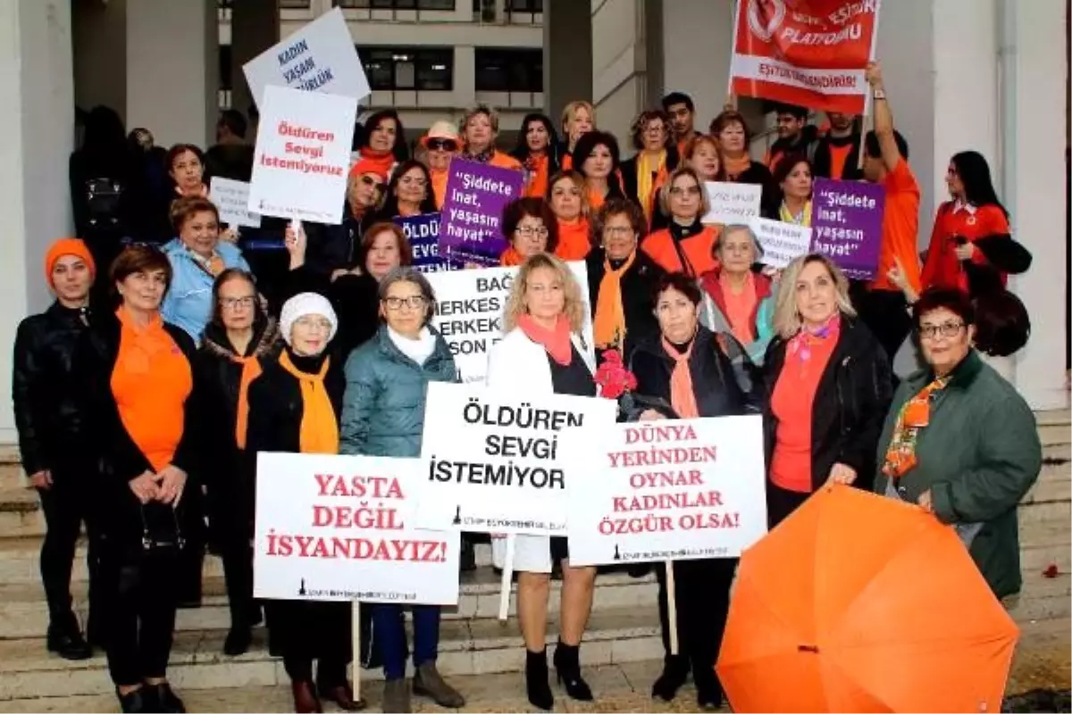 Kadınlar Konak Meydanı'na ayakkabı bıraktı