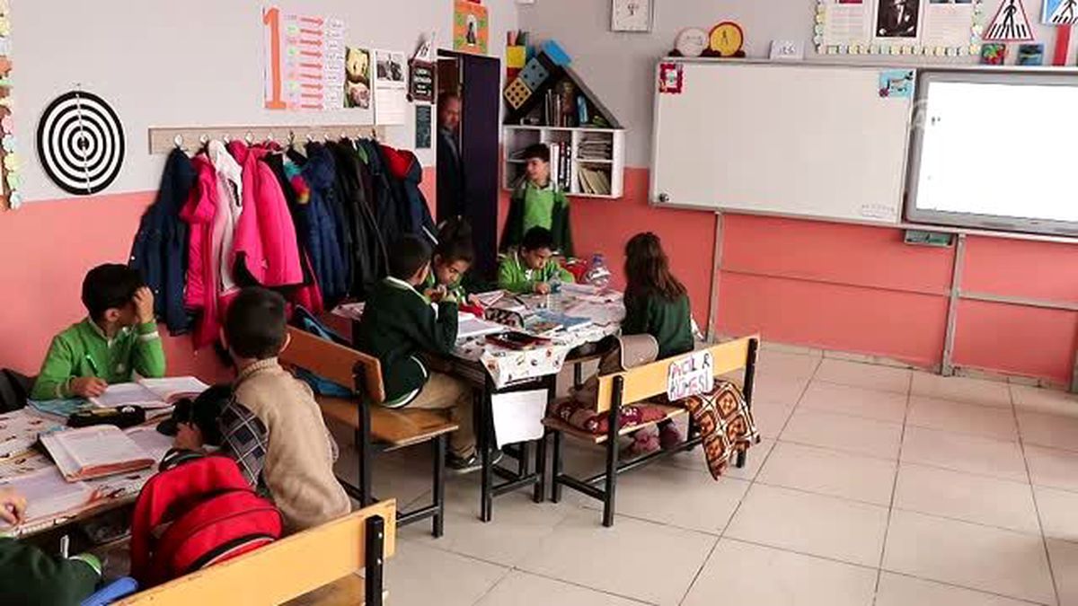 'Karton kamera'yla çekim yapan Abdulselam, profesyonel kamerayla tanıştı