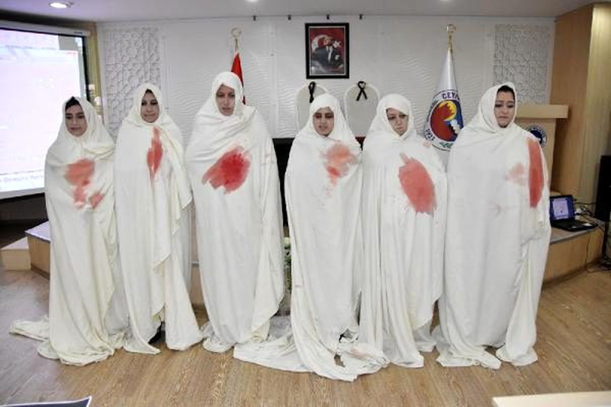 Kefen giyerek, kadına şiddete dikkat çektiler