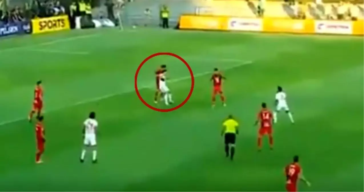 Maç oynanırken rakibinin kafasını ısırdı!