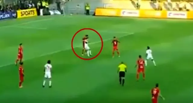 Maç oynanırken rakibinin kafasını ısırdı!
