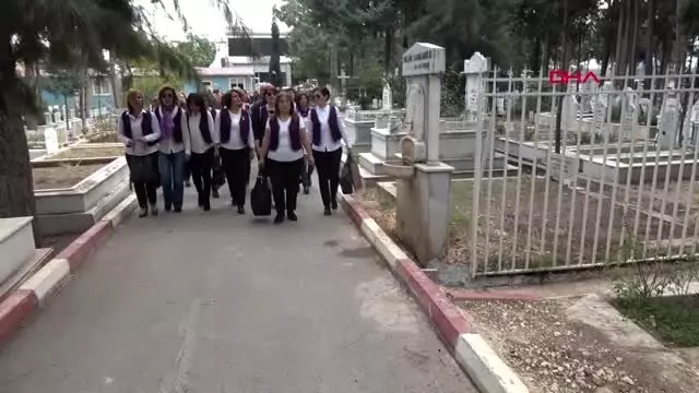 Mersinli kadınlar, öldürülen kadınların mezarlarına karanfil bıraktı Mersinli kadınlar, öldürülen kadınların mezarlarına karanfil bıraktı