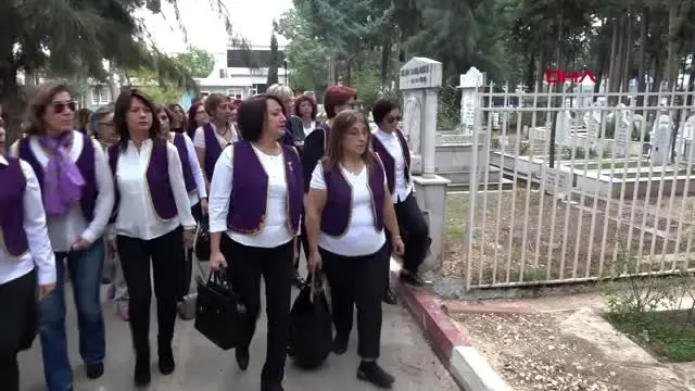 Mersinli kadınlar, öldürülen kadınların mezarlarına karanfil bıraktı Mersinli kadınlar, öldürülen kadınların mezarlarına karanfil bıraktı