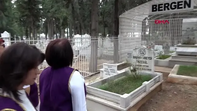 Mersinli kadınlar, öldürülen kadınların mezarlarına karanfil bıraktı Mersinli kadınlar, öldürülen kadınların mezarlarına karanfil bıraktı