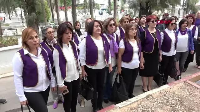 Mersinli kadınlar, öldürülen kadınların mezarlarına karanfil bıraktı Mersinli kadınlar, öldürülen kadınların mezarlarına karanfil bıraktı