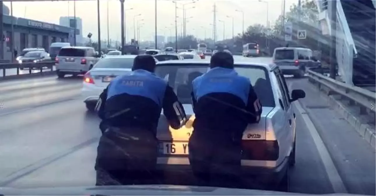 Otomobil yolda arızalandı, zabıtalar sürücüye iterek yardım etti