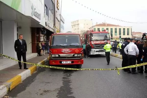 Sarıyer'de arızalı yakıt tankerini tamir etmeye çalışan sürücünün feci ölümü Sarıyer'de arızalı yakıt tankerini tamir etmeye çalışan sürücünün feci ölümü