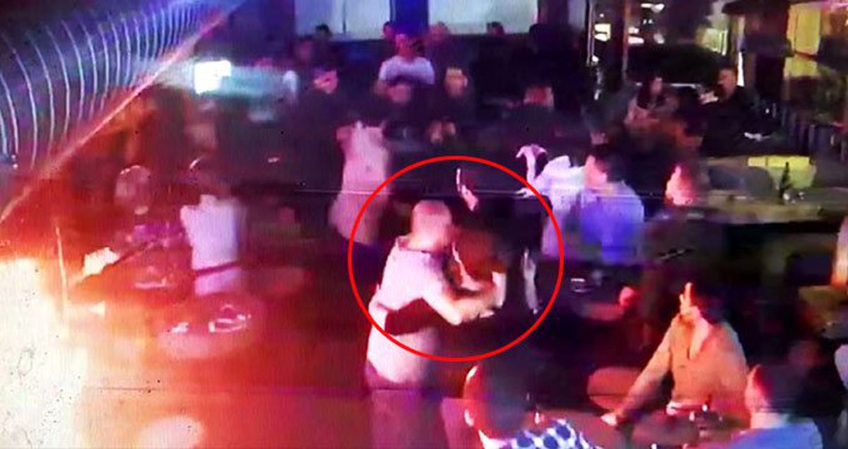 Alkollü müşteri barda dehşet saçtı: 2 garson bıçaklandı