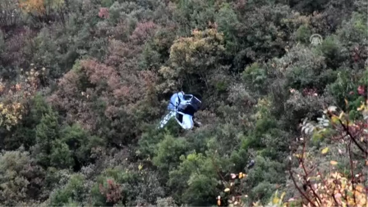 Uçuruma sürüklenen otomobilden atlayarak kurtuldular