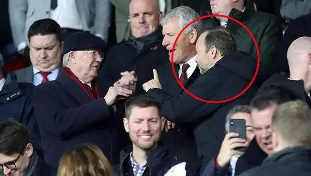 United tribünlerinde gecenin fotoğrafı: Sir Alex Ferguson ve Ed Woodward United tribünlerinde gecenin fotoğrafı: Sir Alex Ferguson ve Ed Woodward