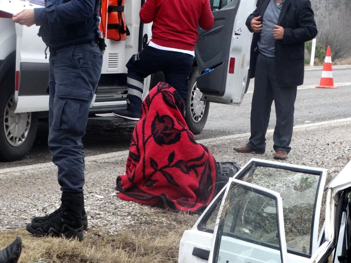 Yaralı üşümesin diye battaniye ile sardılar