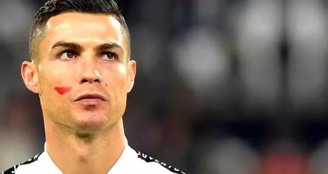 Yıldız futbolcular, kadına şiddete reaksiyon amaciyla yanaklarında al boya ile maça çıktı