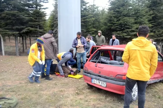 Araçta sıkışan annesini kurtarmaya çalıştı, o anlar kameraya yansıdı Araçta sıkışan annesini kurtarmaya çalıştı, o anlar kameraya yansıdı