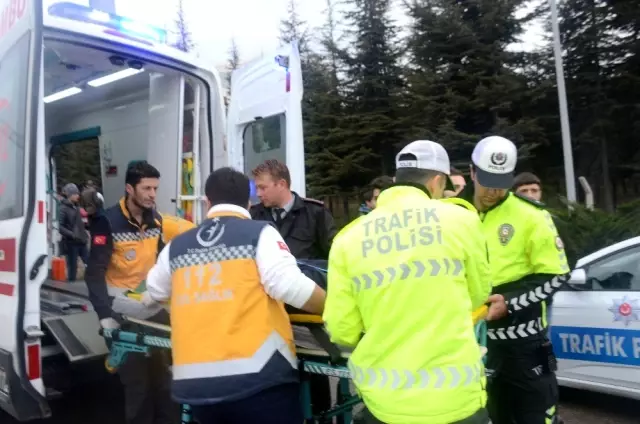 Araçta sıkışan annesini kurtarmaya çalıştı, o anlar kameraya yansıdı Araçta sıkışan annesini kurtarmaya çalıştı, o anlar kameraya yansıdı