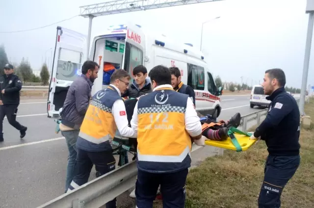 Araçta sıkışan annesini kurtarmaya çalıştı, o anlar kameraya yansıdı Araçta sıkışan annesini kurtarmaya çalıştı, o anlar kameraya yansıdı