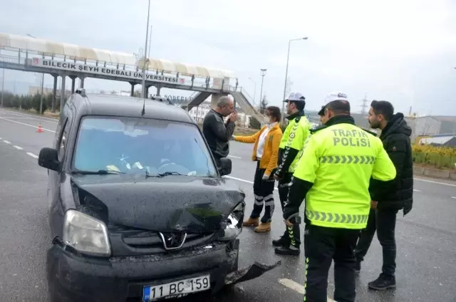 Araçta sıkışan annesini kurtarmaya çalıştı, o anlar kameraya yansıdı Araçta sıkışan annesini kurtarmaya çalıştı, o anlar kameraya yansıdı