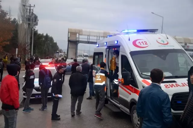 Araçta sıkışan annesini kurtarmaya çalıştı, o anlar kameraya yansıdı Araçta sıkışan annesini kurtarmaya çalıştı, o anlar kameraya yansıdı