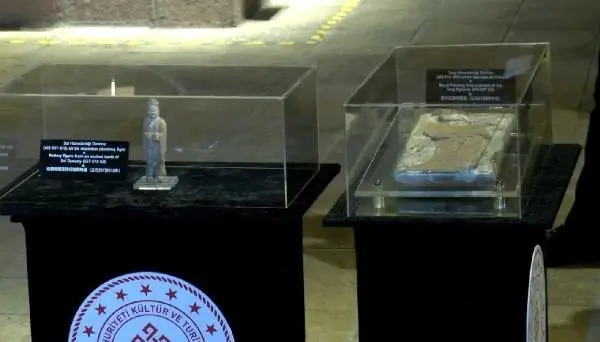 Bakan Ersoy, iki tarihi yapıtı Çin'e art iade etti