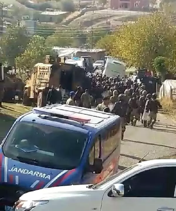 Batman'da kaçak akım kullanan köylüler, ekipler gelince taşkınlık çıkardı