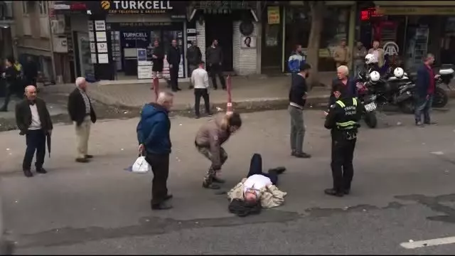 Beyoğlu'nda motosikletin çarptığı kişi yaralandı