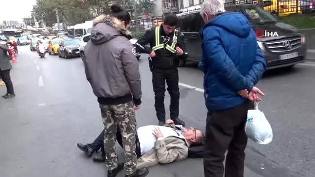 Beyoğlu'nda yolun karşısına geçen adama motosiklet çarptı