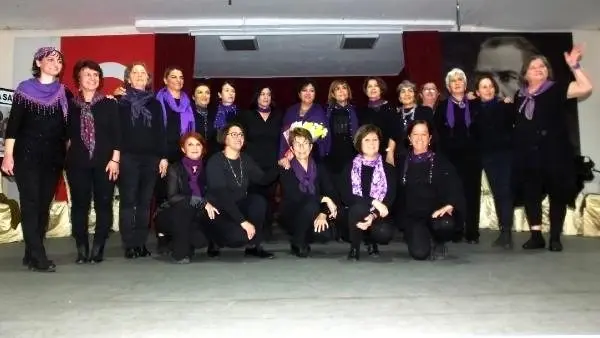 Burhaniyeli kadınlar, sahneledikleri oyunla 'şiddete hayır' dedi Burhaniyeli kadınlar, sahneledikleri oyunla 'şiddete hayır' dedi