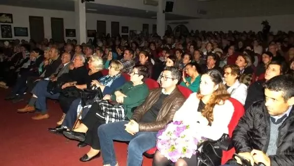 Burhaniyeli kadınlar, sahneledikleri oyunla 'şiddete hayır' dedi Burhaniyeli kadınlar, sahneledikleri oyunla 'şiddete hayır' dedi
