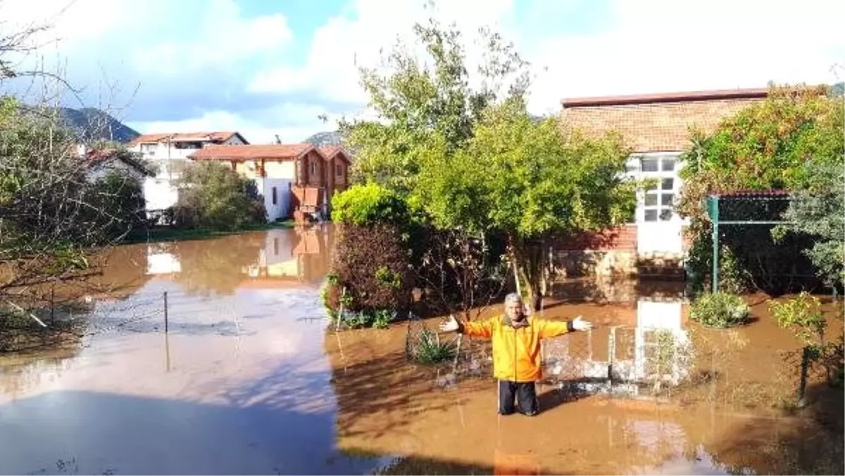 Datça'da yağmur; evine kayıkla girebildi