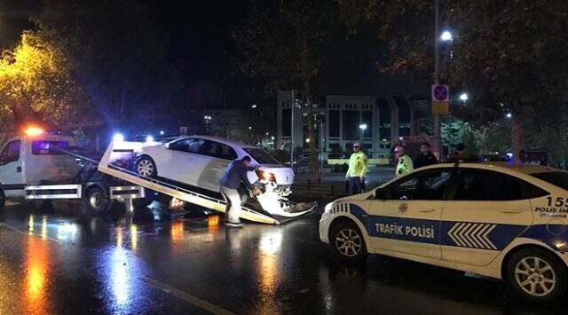 'Dur' ihtarına uymayan şüphelilerin bulunduğu araç talihsiz kaza yaptı: Yaya olarak kaçan üç kişi aranıyor