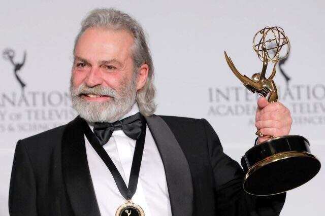 Emmy Ödülü alan Haluk Bilginer'e İrem Sak'tan yorum: Ödülün tozunu almaya gelirim.