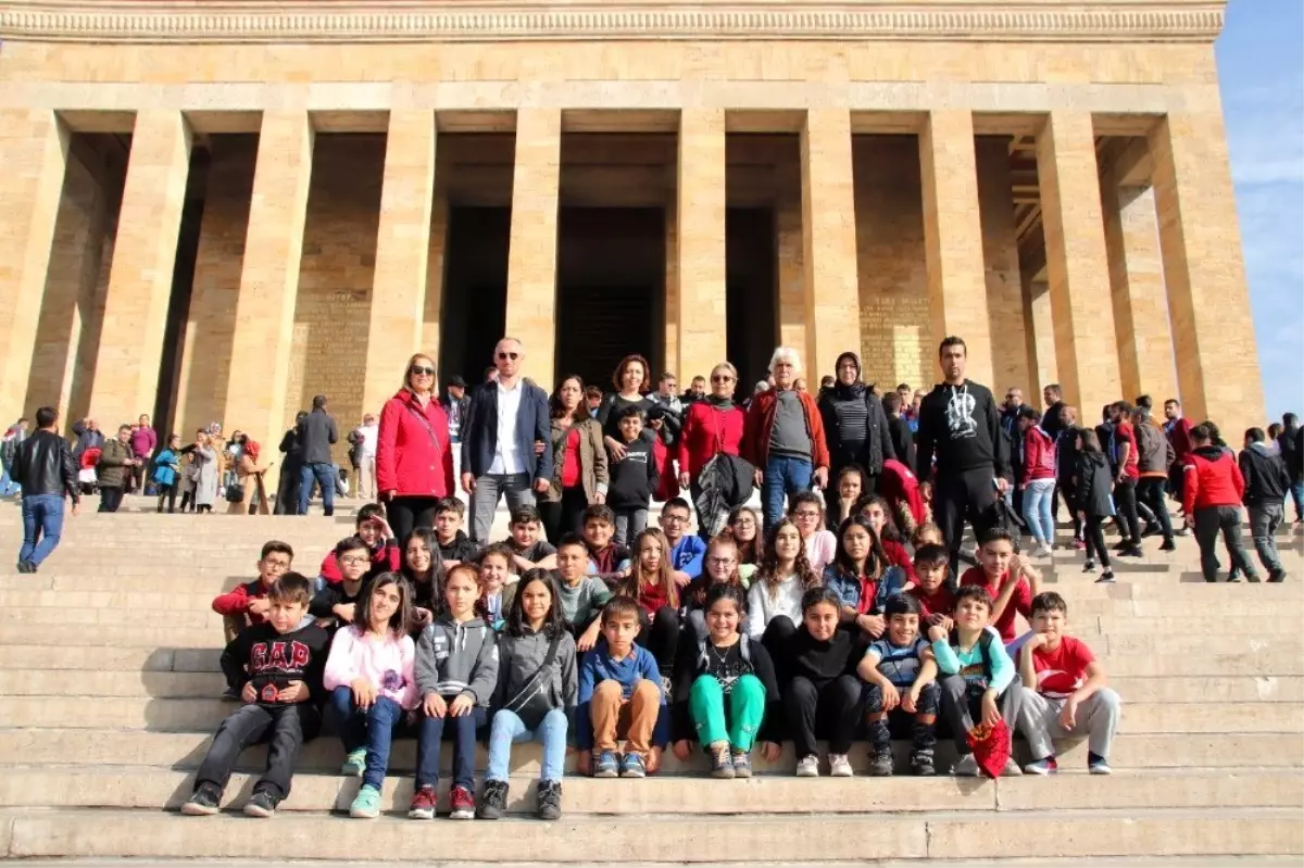 Eskişehir Anadolu Yıldızları Spor Kulübü öğrencilerini Anıtkabir ziyareti