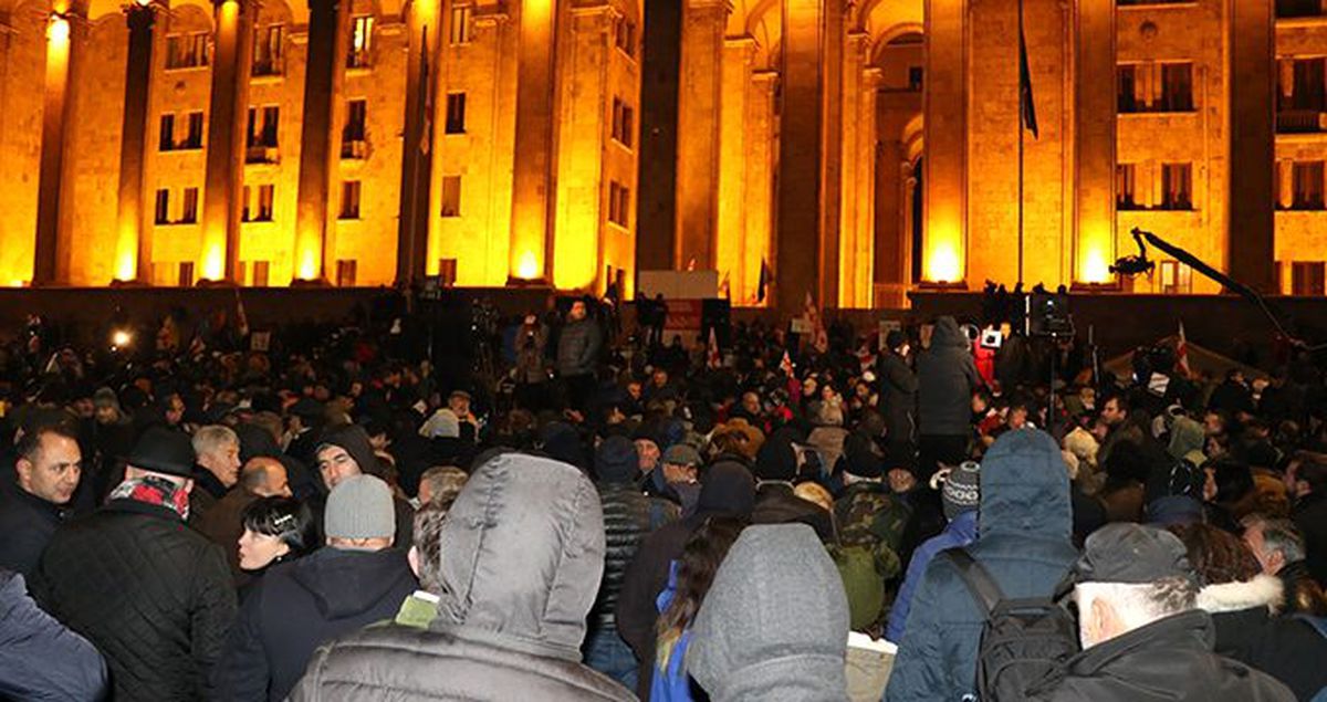 Gürcistan'da güvenlik güçleri, parlamentoyu kuşatan protestoculara müdahale etti