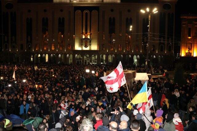 Gürcistan'da güvenlik güçleri, parlamentoyu kuşatan protestoculara müdahale etti