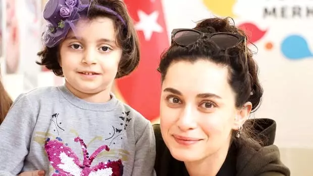 Hande Doğandemir Mardin'de miniklerin yüzünü güldürdü