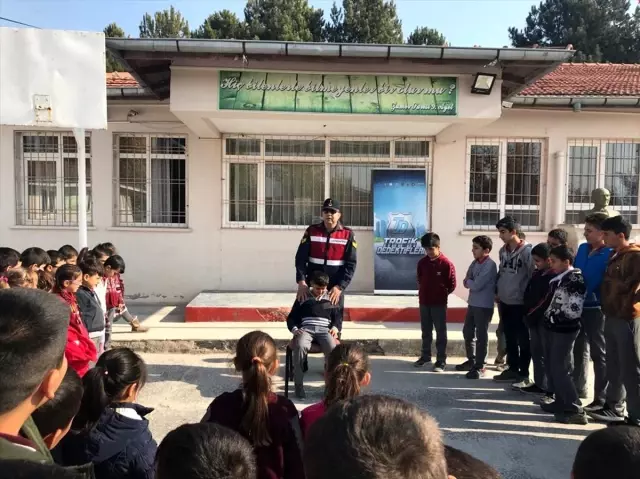 Öğrencilere trafik kuralları anlatıldı Öğrencilere trafik kuralları anlatıldı