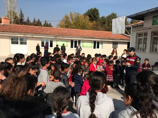 Öğrencilere trafik kuralları anlatıldı Öğrencilere trafik kuralları anlatıldı
