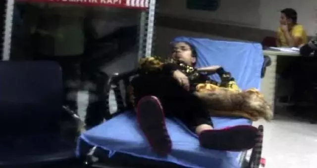 Polis, aracına binen ecnebi gezgin kadını evvel yanlış yere götürüp derhal peşinden yaralama eden taksiciyi arıyor