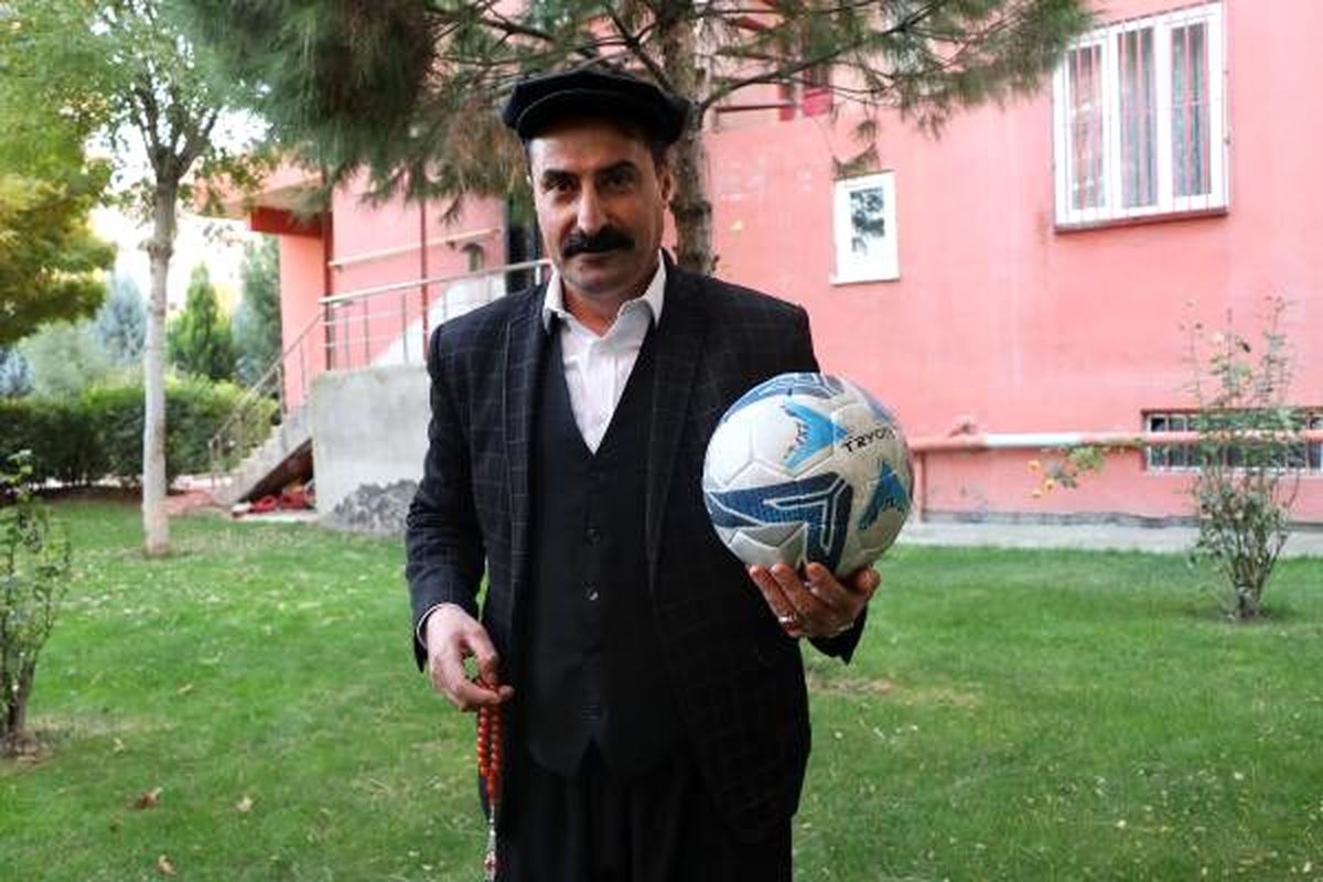 Maçlara yöresel kıyafetlerle çıkan teknik direktör ilgi odağı oldu