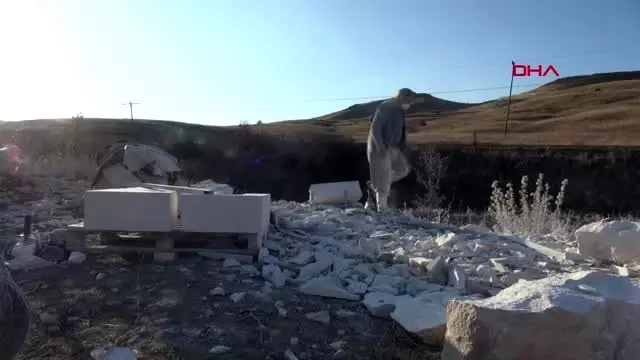Sivas 300 yıllık tarihi mezar taşı geleneğini sürdürüyor Sivas 300 yıllık tarihi mezar taşı geleneğini sürdürüyor