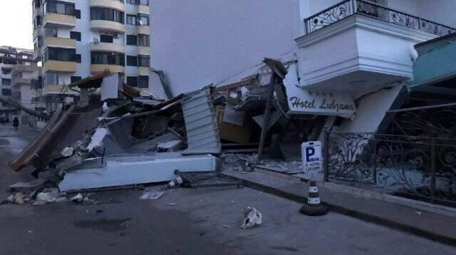 Son dakika: 6,4 büyüklüğünde zerzele alana gelen Arnavutluk'ta 20 Türk vatandaşının kaldığı otel çöktü. Depremzedelerin vaziyeti iyi