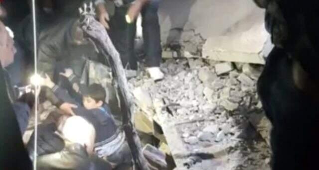 Son dakika: 6,4 büyüklüğünde zerzele alana gelen Arnavutluk'ta 20 Türk vatandaşının kaldığı otel çöktü. Depremzedelerin vaziyeti iyi