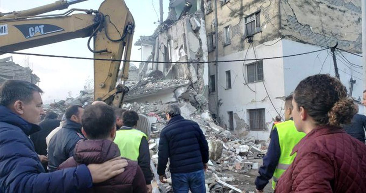 Arnavutluk'ta 13 kişinin hayatını kaybettiği depremde 21 Türk vatandaşı otel enkazında kaldı